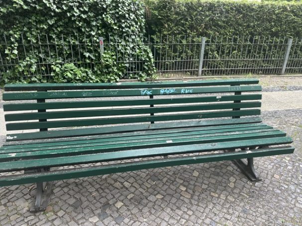 Auch die geschundenen Bänke werden von uns restauriert