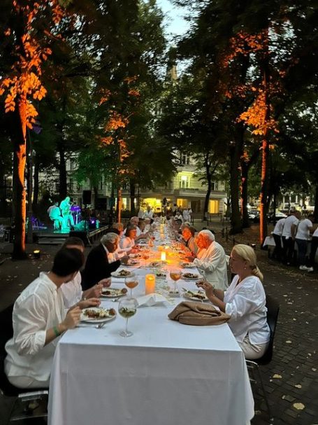 Eins der "White Diners" (alle Gäste sind in weiß gekleidet), zum Vergnügen und als Spenden-Aktion.,