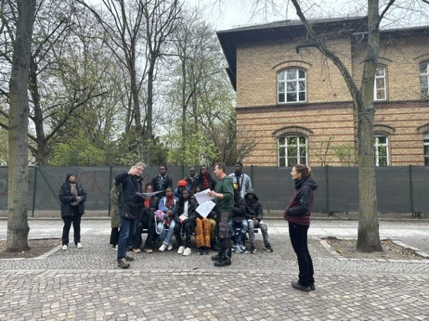 DIe Gäste aus Kamerun bekommen eine kleine Geschichtsstunde - gehalten von Botho von Senger (stellv. Vorsitzender des Vereins FdF.)