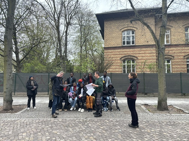 Die Gäste aus Kamerun bekommen eine kleine Geschichtsstunde - gehalten von Botho von Senger (stellv. Vorsitzender des Vereins FdF.)
