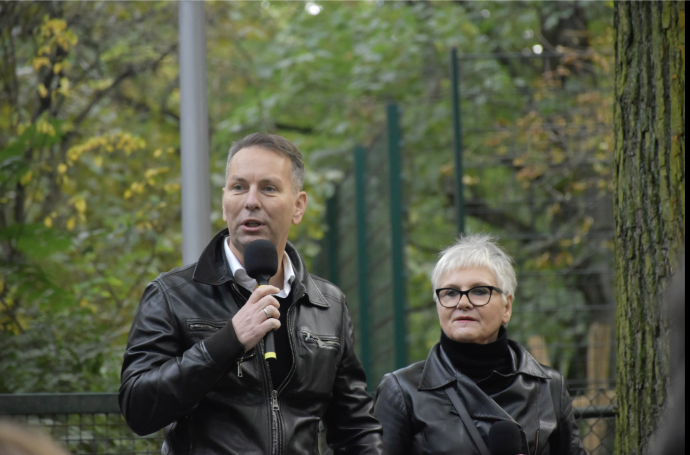 Peer Mock-Stümer (Vereinsmitglied und Schirmherr) und Karin Kampmann (Vereinsvorsitzende und Initiatorin) während der Kunstversteigerung am